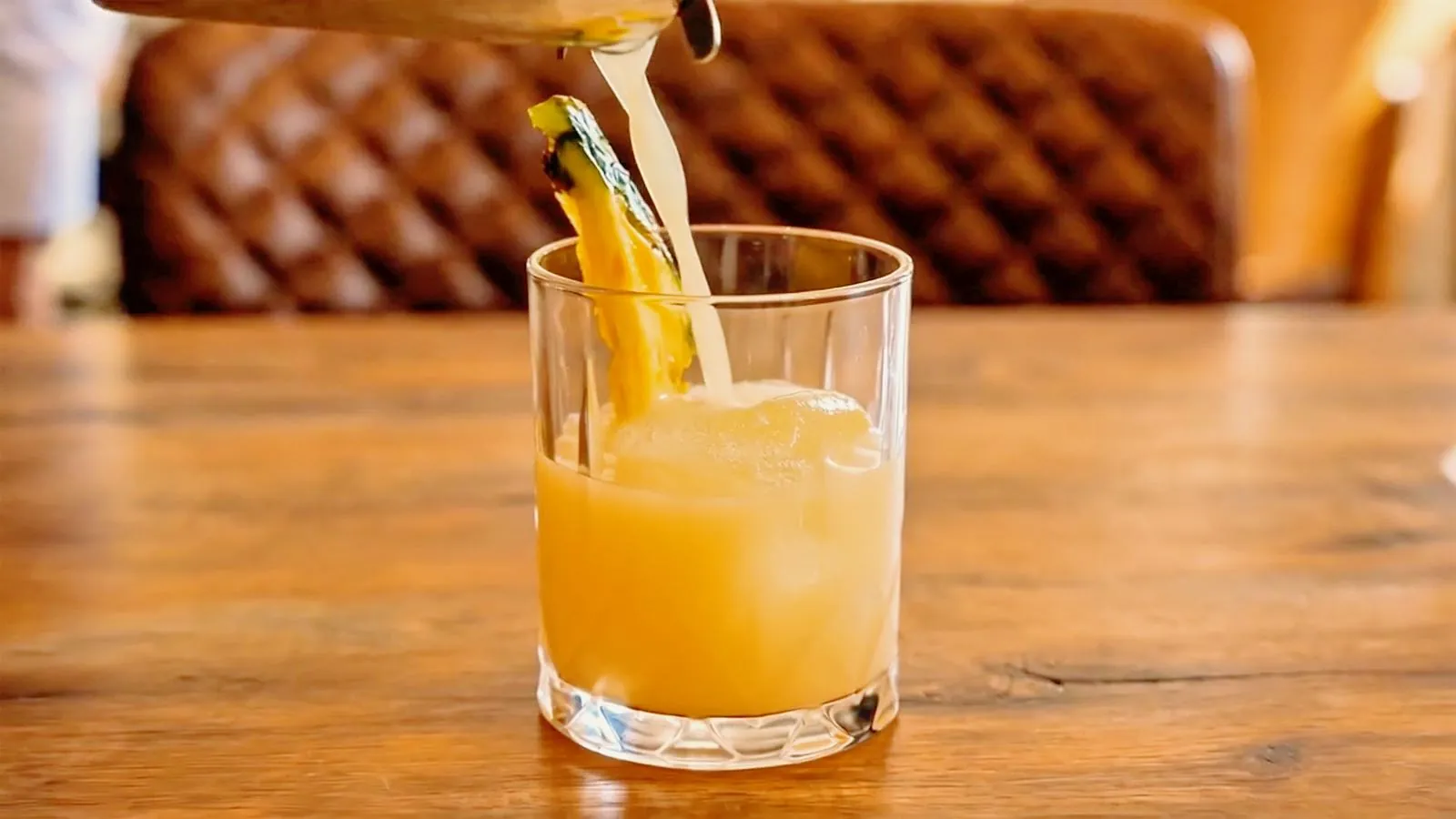 Un apéritif servi sur une table en bois du Grillon